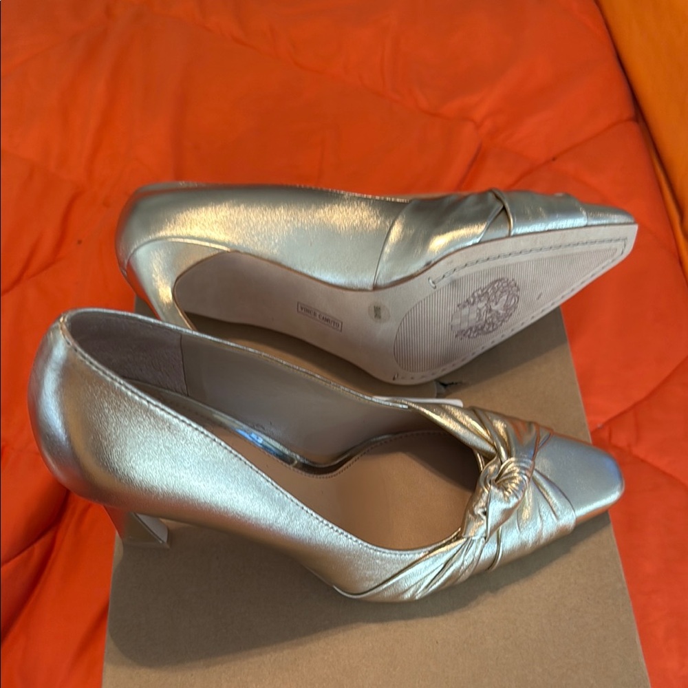 Vince Camuto Gold Heels with Bow Detail - Picture 16 of 16